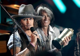 Johnny Depp recibió el premio generación a su carrera en el cine mientras tocaba junto a los "Black Keys"